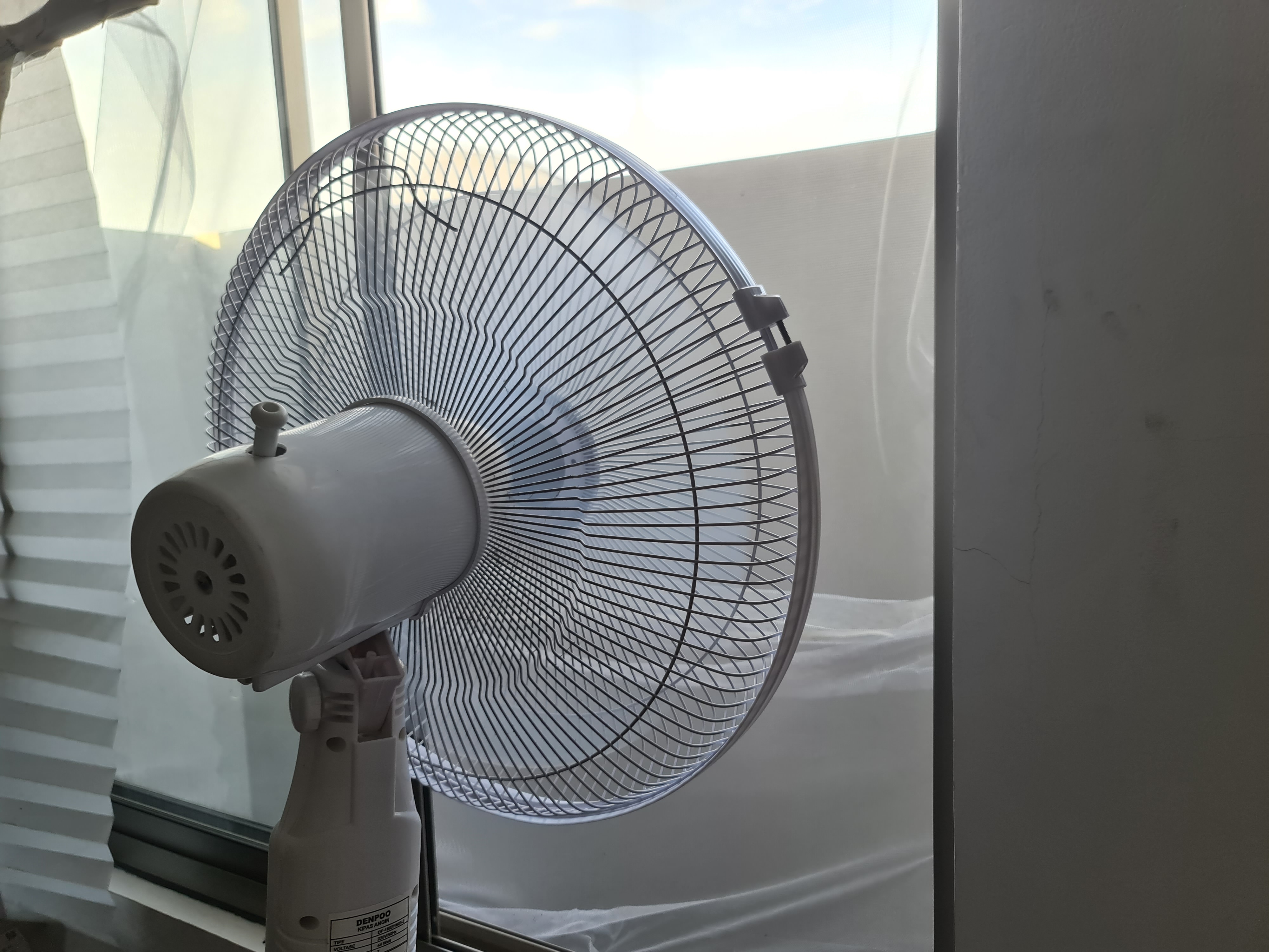 kipas angin didepan jendela
        untuk mengurangi panas dalam ruangan